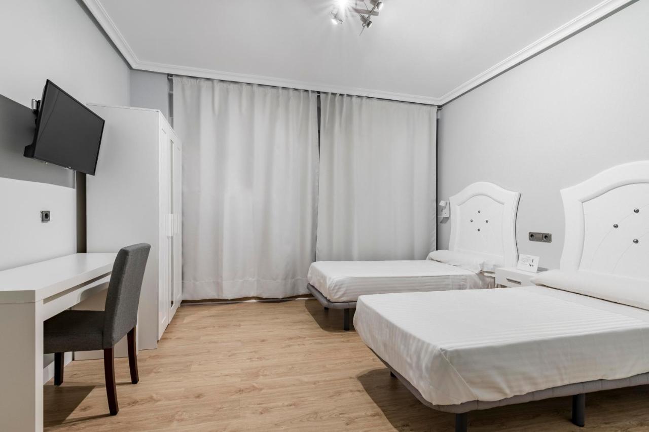 Hostal Los Angeles Madrid Exterior photo