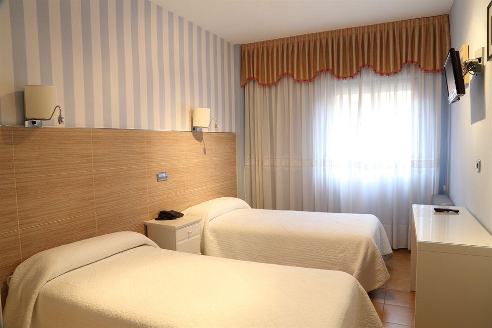 Hostal Los Angeles Madrid Exterior photo