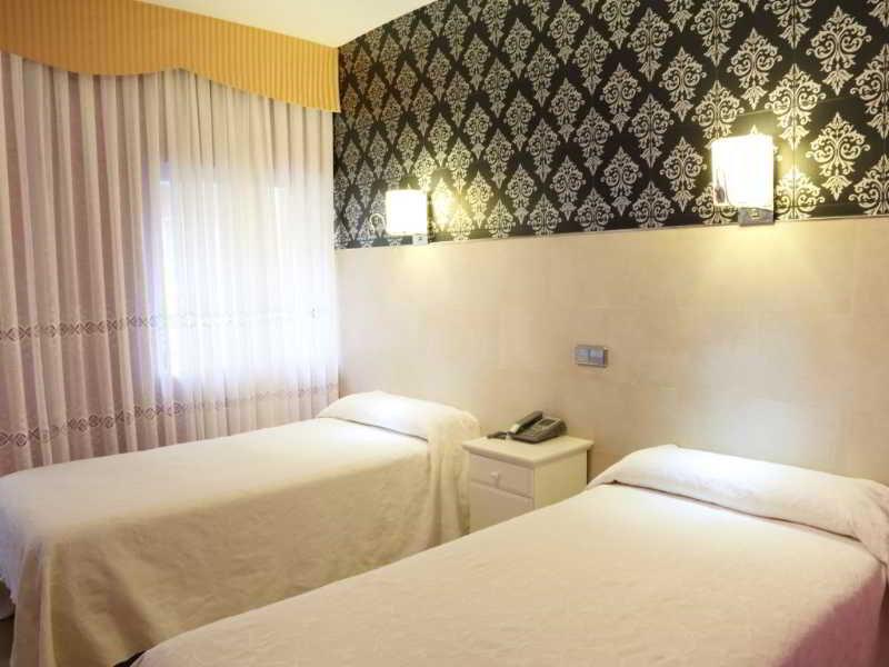 Hostal Los Angeles Madrid Exterior photo